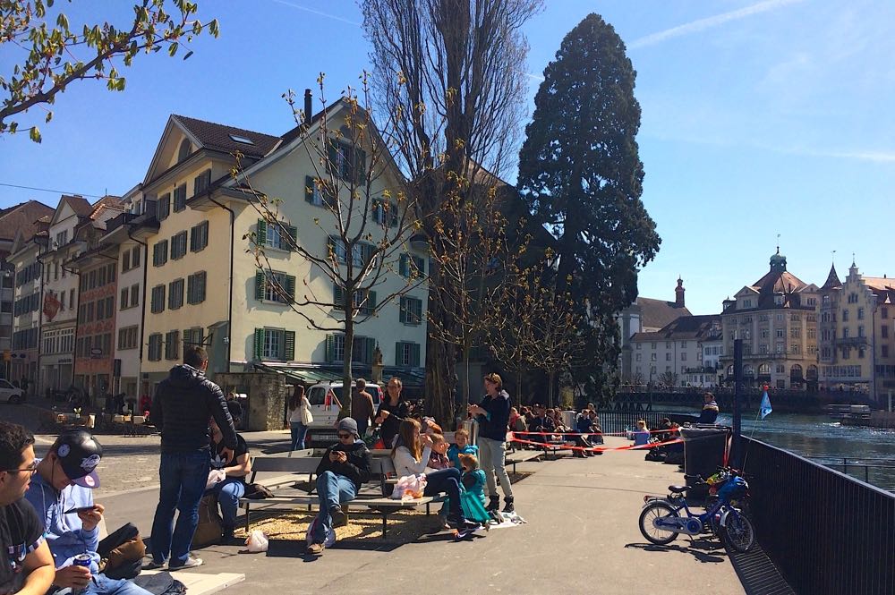 Der Mühleplatz lädt mit Sitzgelegenheiten zum Verweilen ein – so gestaltete Plätze sind in der Altstadt rar.