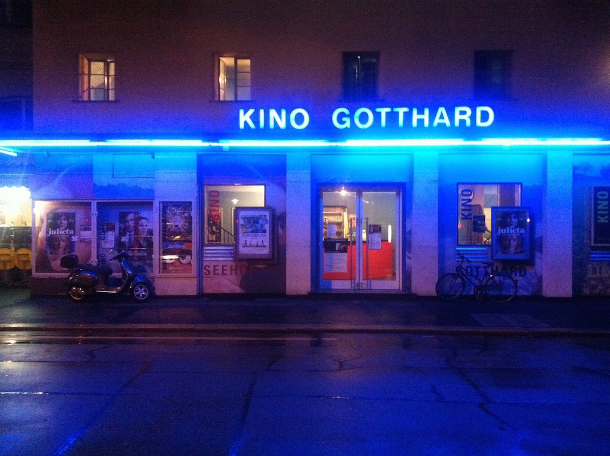 Noch leuchtet das Kino Gotthard allnächtlich in Grossstadtmanier.  