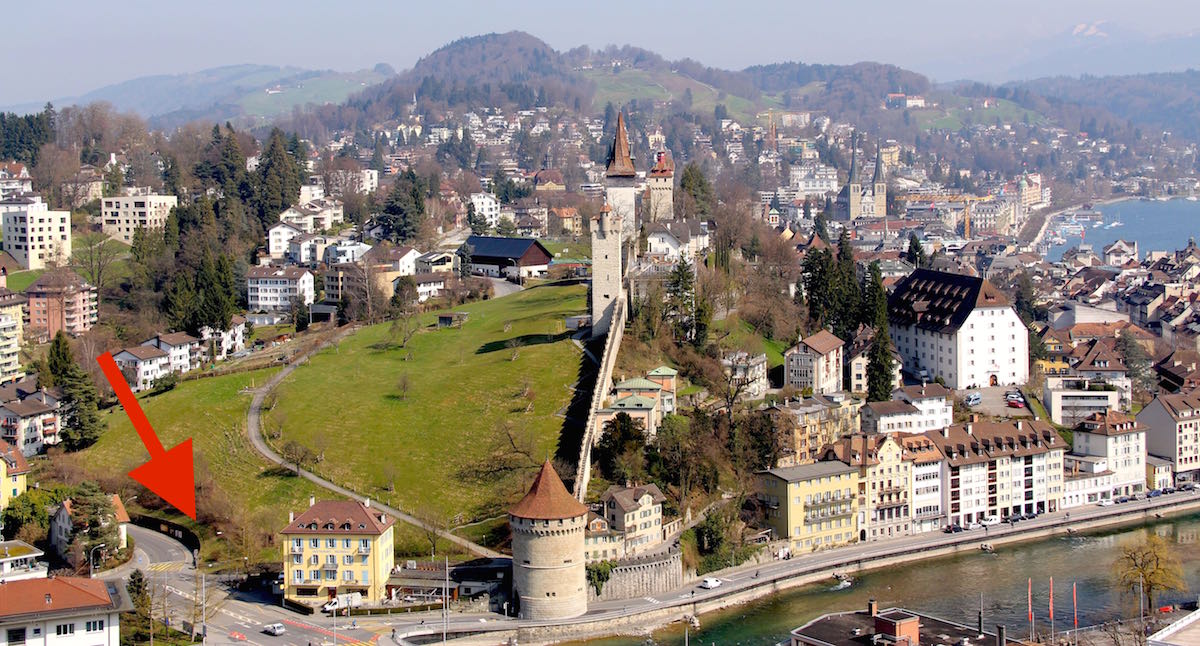 Sicht auf die Luzerner Altstadt samt Museggtürmen. Der rote Pfeil zeigt an, wo in etwa die Einfahrt ins unterirdische Parkhaus wäre.