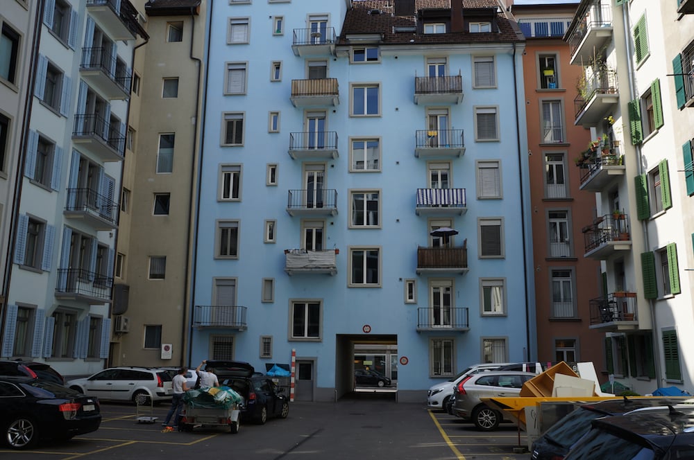 Parkplätze und Beton, so sehen die meisten Innenhöfe in der Luzerner Neustadt aus. (Bild: zvg)