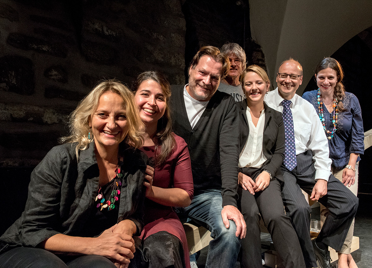 Das Theater touché-Team, v.l.: Caroline Gerber, Vicky Papailiout, Hansjörg Lutz, Benjamin Mueller, Nicole Osterwalder, Klaus Holtzhauer, Claudia von Grünigen