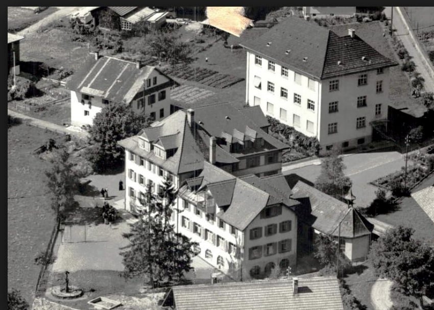 Das Kinderheim Marianum (im Vordergrund) wurde 1985 abgebrochen. Das Schulhaus (rechts oben) existiert noch und heisst ebenfalls Marianum.