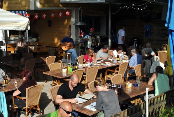 Gäste auf der Terrasse des Burestübli