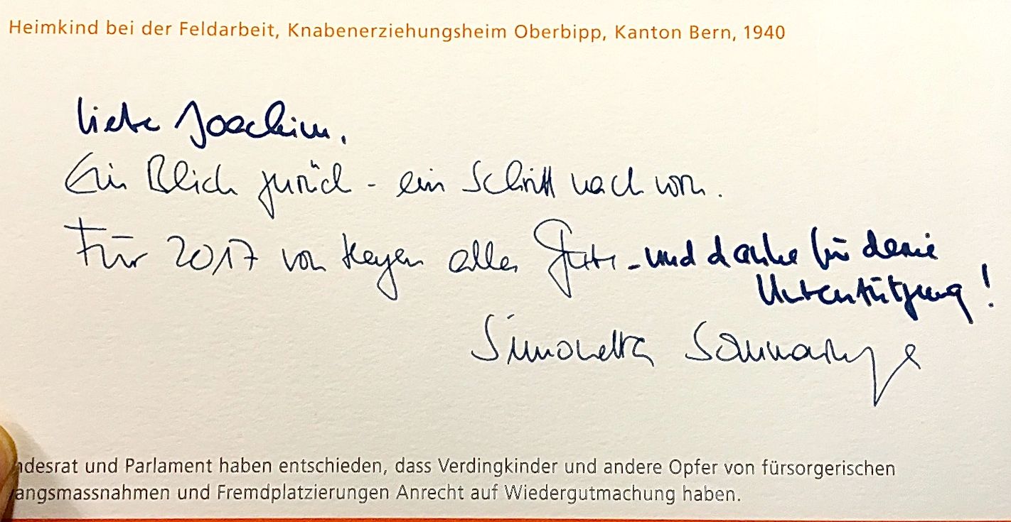 Die Neujahrs-Karte von Justizministerin Simonetta Sommaruga wurde im Publikum herumgereicht.