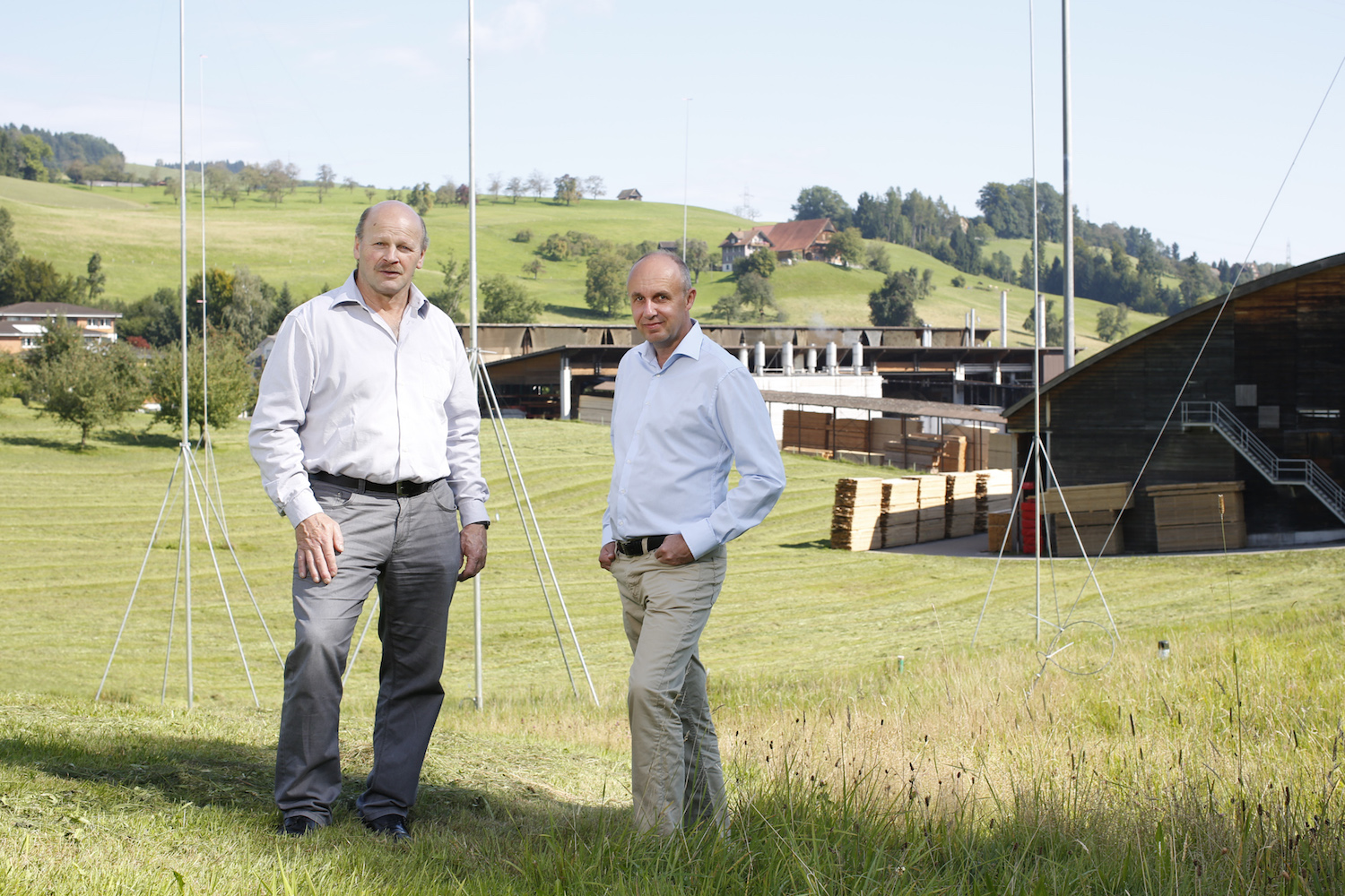 Baptist Reichmuth (links) und Ernest Schilliger vor dem Baugespann – sie sind die Initianten des modernsten Holzkraftwerkes der Schweiz.