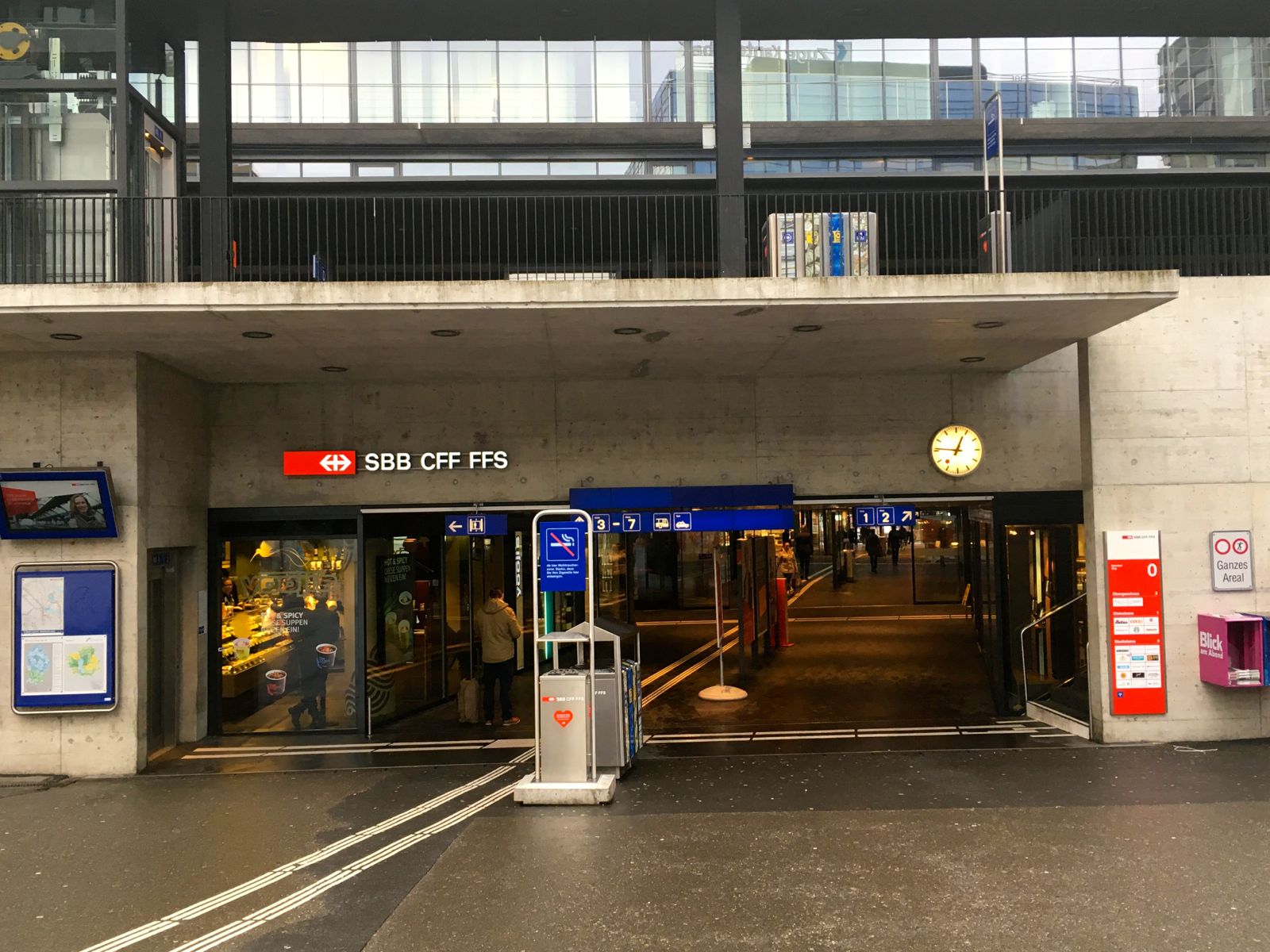 Der Osteingang des Bahnhofs Zug beim Metalli. Hier trafen die drei Eritreer auf den Kroaten und seinen Schweizer Kollegen.