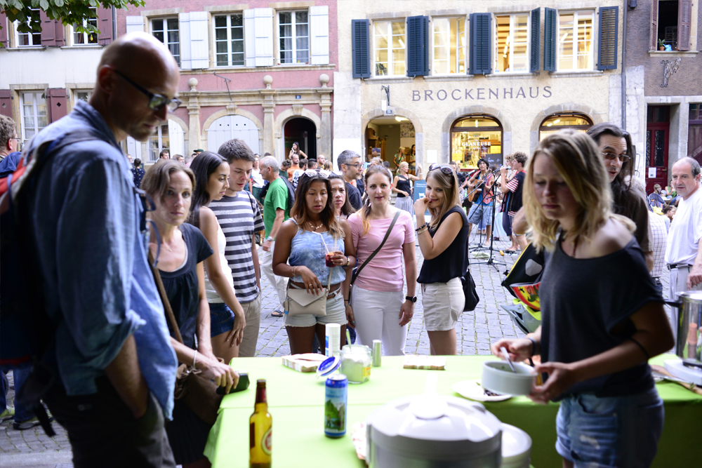 Bei den Einheimschen kommt der Anlass gut an: Viele Leute beleben die Altstadt.