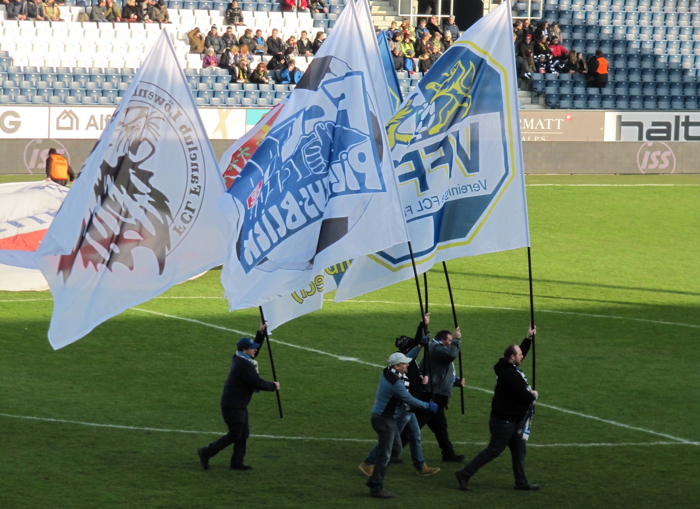 Vor dem Spiel gegen YB betreten die Fahnenträger den Rasen der Swissporarena.