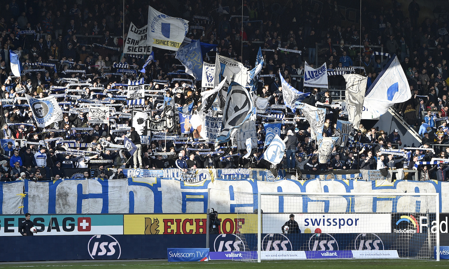 Neben der Fahnenparade sorgen auch die Fans im Sektor B für eine fantastische Stimmung.