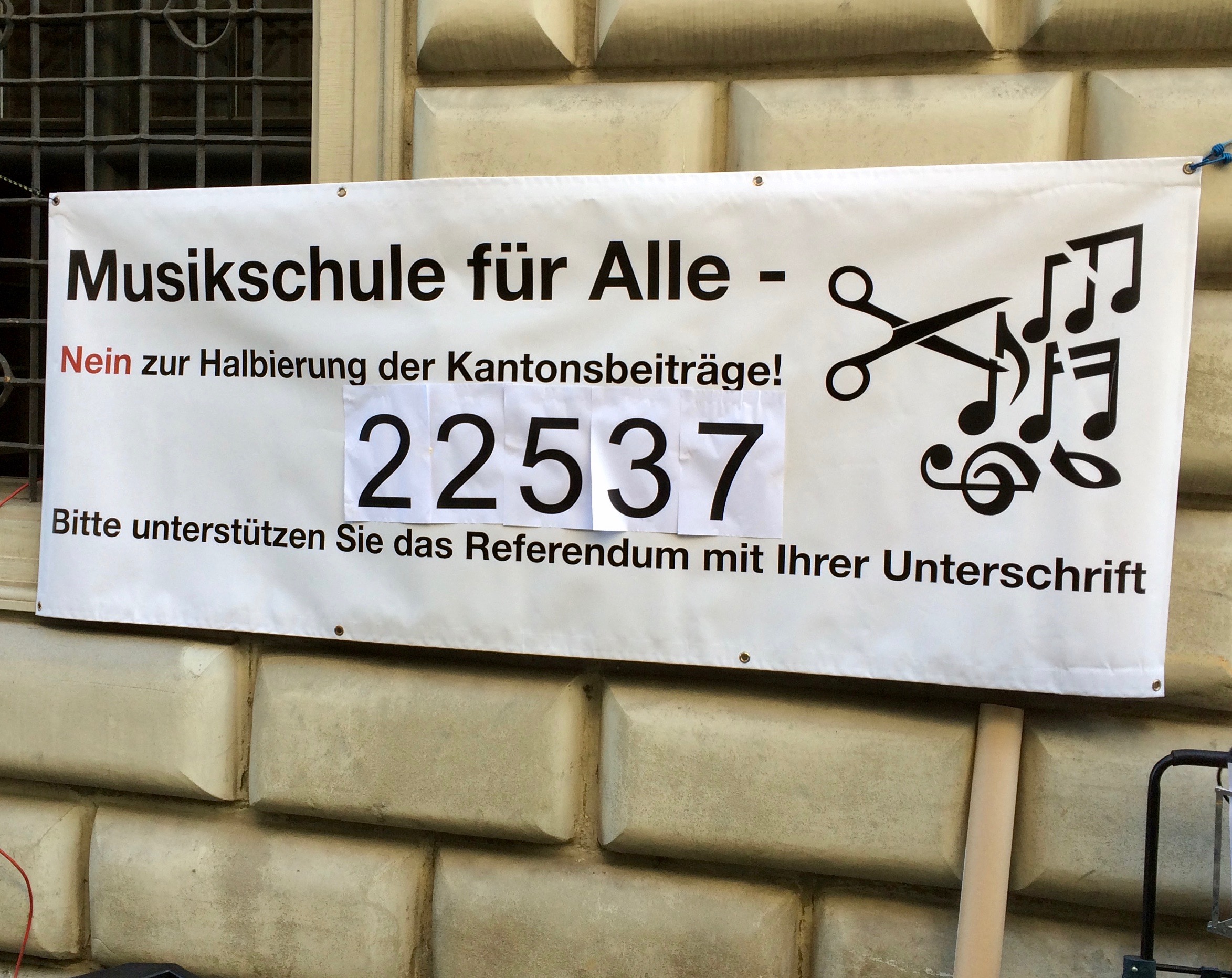 Das ist die Rekordzahl: 22'537 beglaubigte Unterschriften wurden am Mittwoch gegen den Musikschulabbau eingereicht.