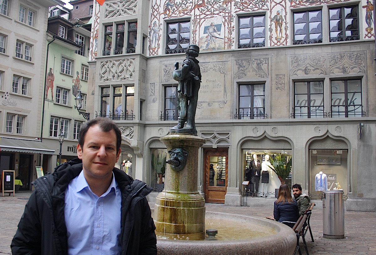 Daniel Ebneter – hier auf dem Hirschenplatz – wohnt in einer Wohnung am Grendel Luzern.