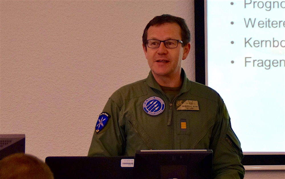 Der Flugplatzkommandant Oberst im Generalstab Frédéric Ryff bei seiner Präsentation.