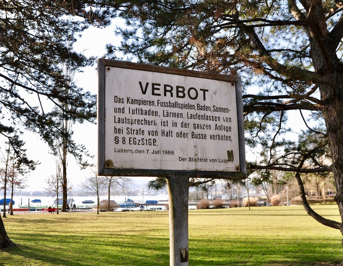 Die Verbotstafel im Churchill-Quai.