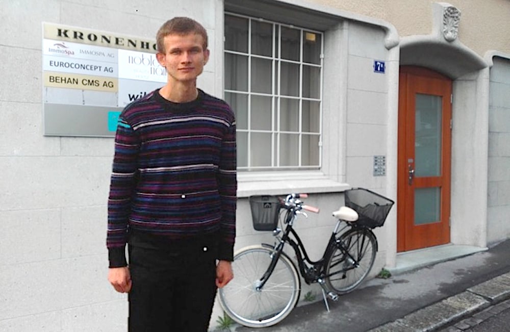 Vielleicht sah ihn jemand so: Vitalik Buterin vor seiner Wohnung am Kronenhof in Zug.