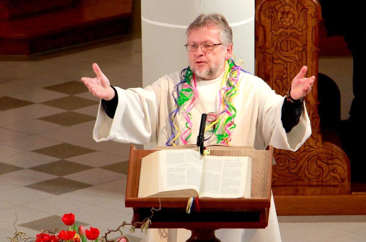 Stellenweise serviert er Gebete in Reimform: Pfarreileiter Werner Bucher.