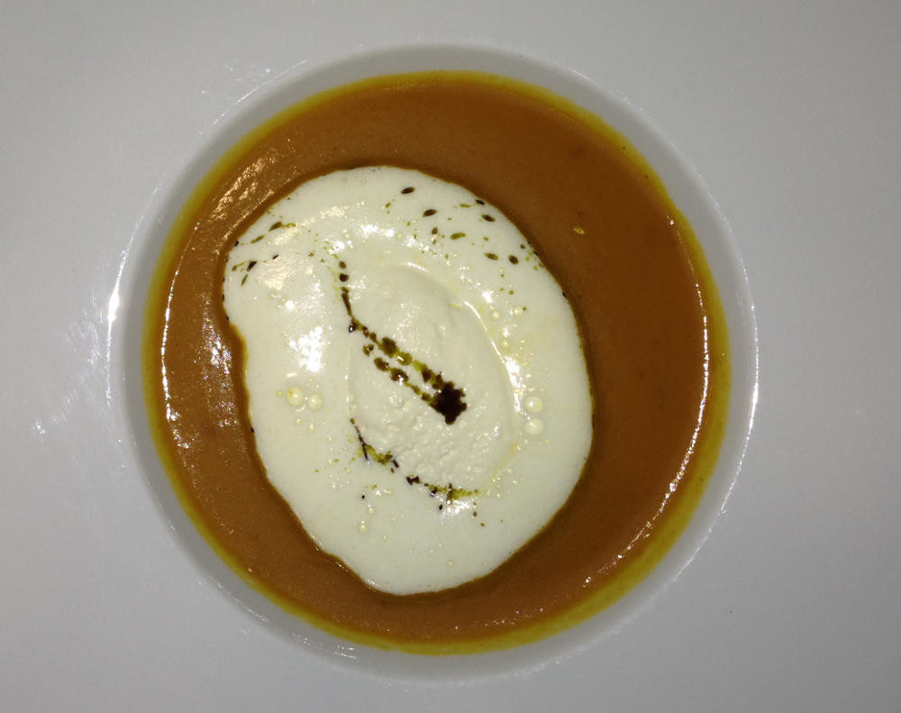Unsere Vorpeise: Kürbis-Apfelcrèmesuppe mit Curry und Kürbiskernenöl