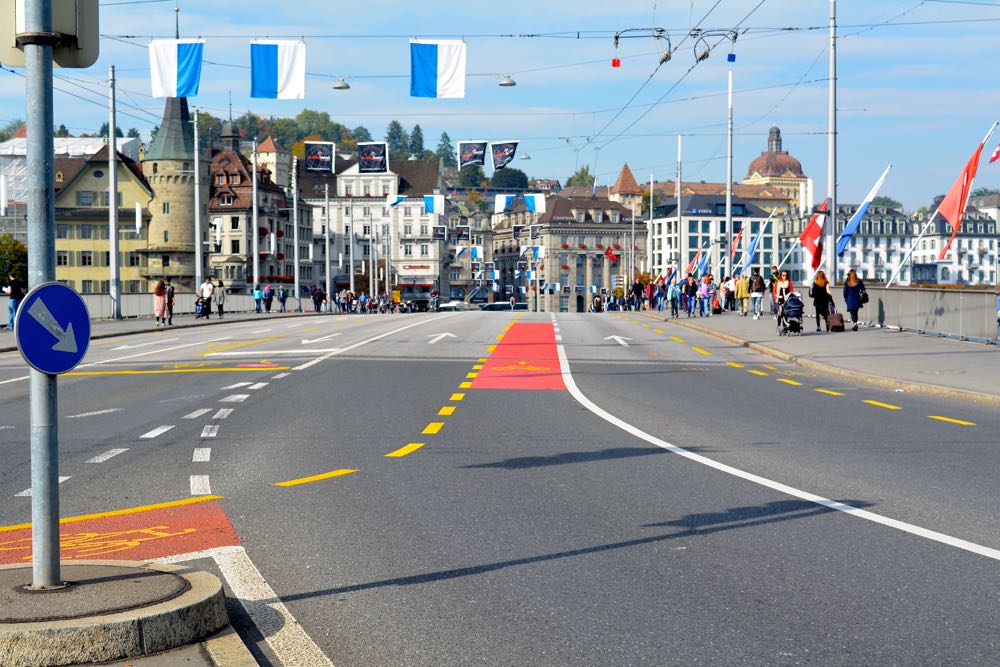 Autofreie Seebrücke? Dieses Bild wird auch weiterhin nur an Feiertagen und Sonntagmorgen möglich sein. Doch das GVK will den Verkehr zumindest etwas eindämmen.