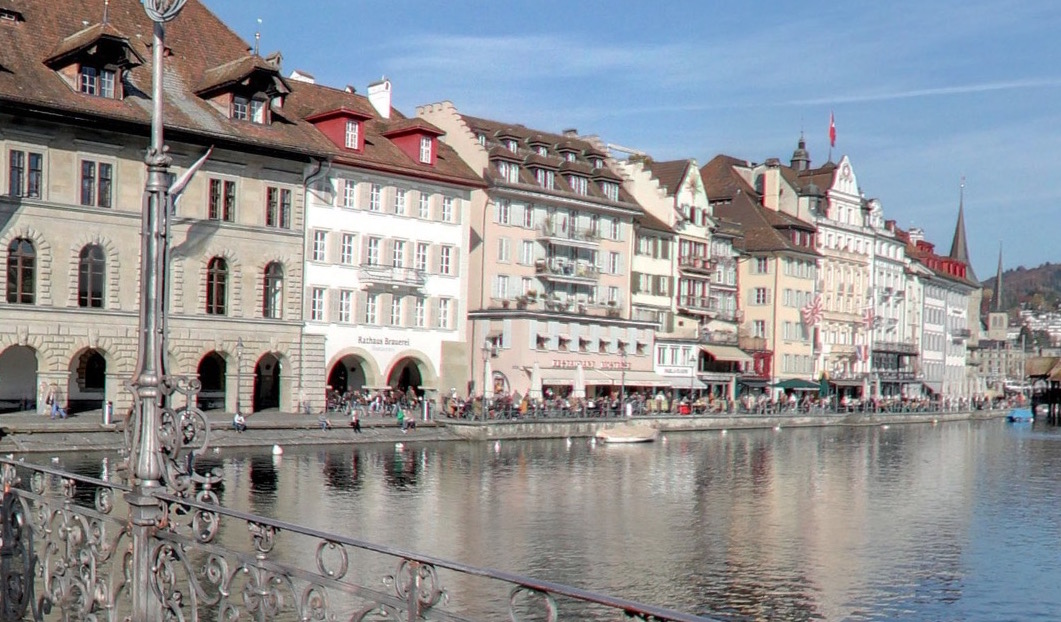 Das Am-Rhyn-Haus an der Reuss, gleich neben dem Rathaus.