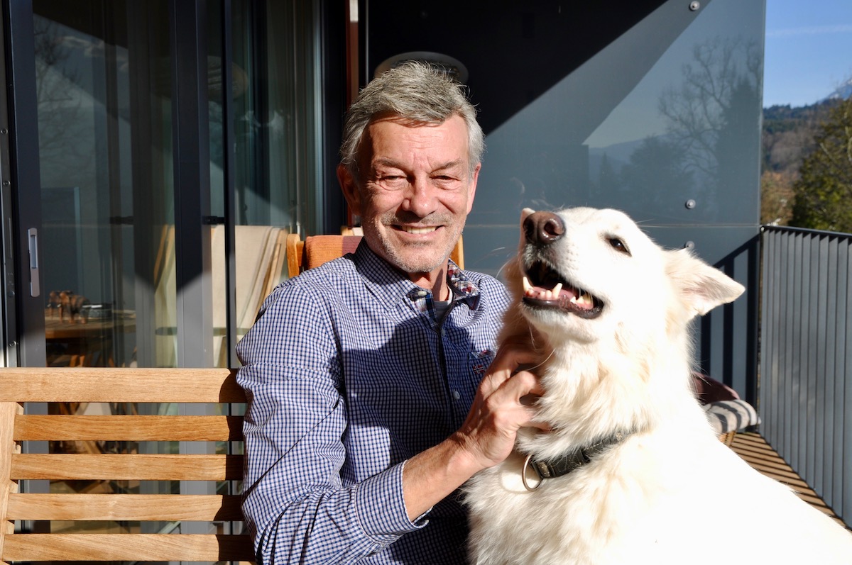 Kurt Imhof, Mitgründer der IG Hundewiese, zusammen mit seiner Hündin Kira.