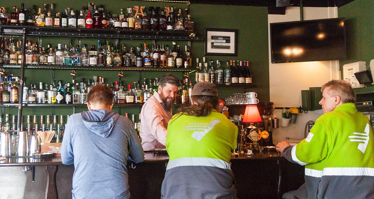 Viele Stammgäste gehen in der Bar Capitol ein und aus.