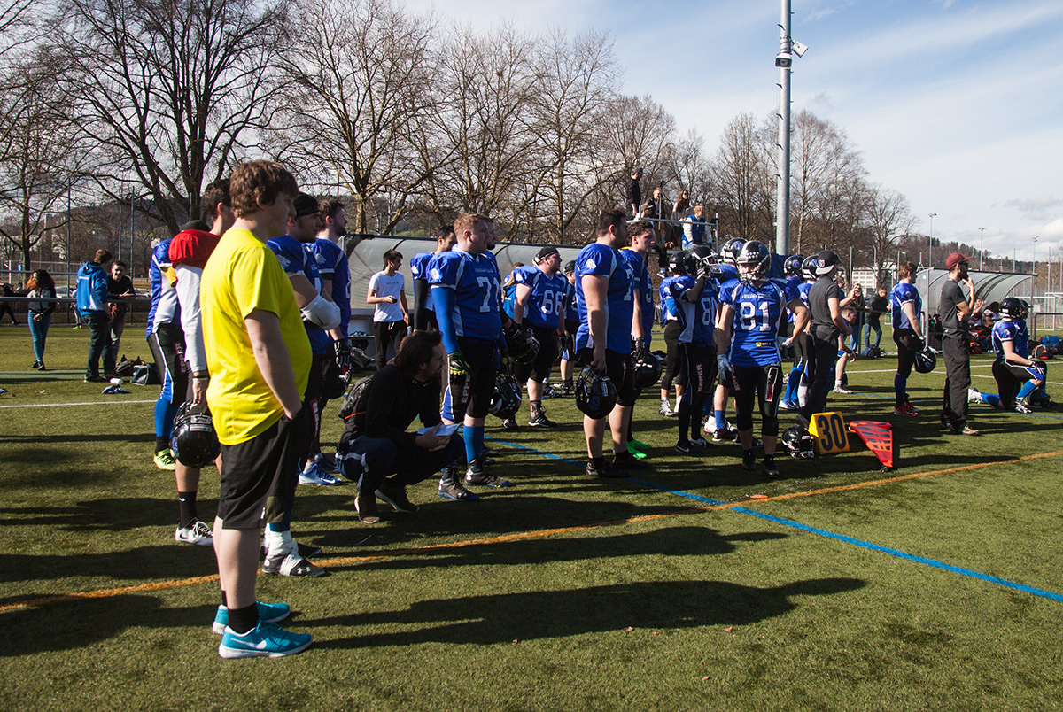 Die Lucerne Lions beobachten das Geschehen auf dem Spielfeld.