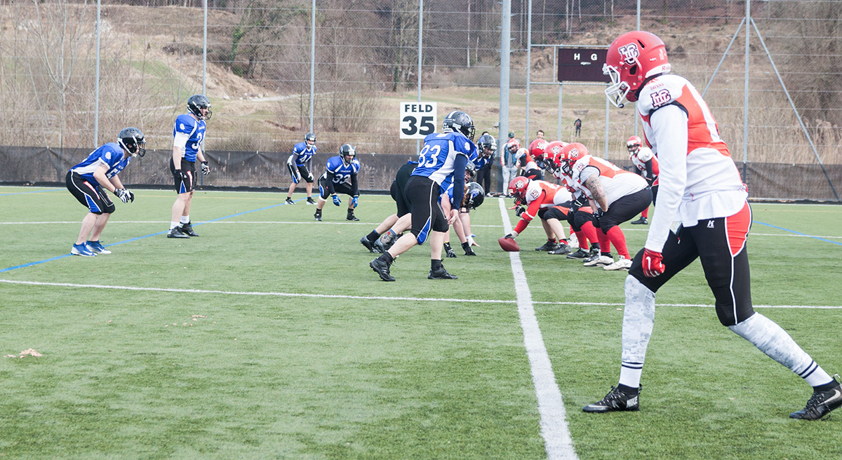 Die Lucerne Lions in der Defense warten auf den nächsten Spielzug der Lausanner.