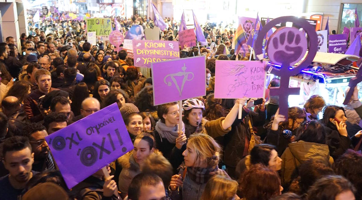 Tausende Frauen gingen in Istanbul am Weltfrauentag auf die Strasse.