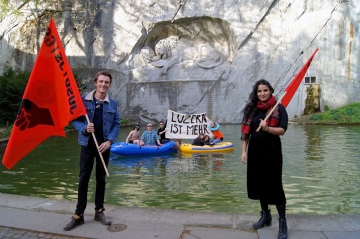 Die Juso des Kantons Luzern bei einer Protestaktion vor dem Löwendenkmal.