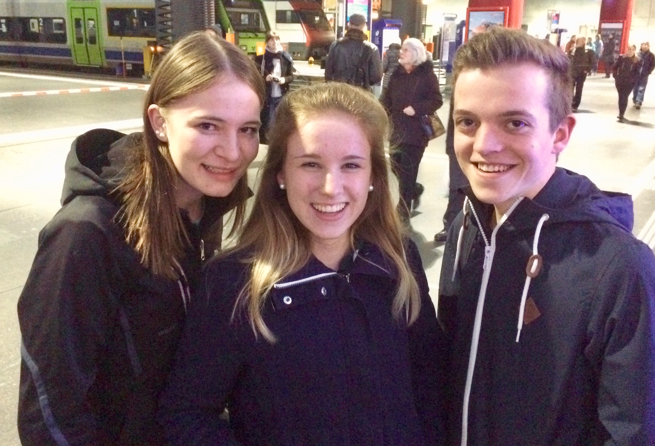 Janine Birrer (links) mit ihren zwei Freunden: Bis zu eineinhalb Stunden Verspätung.