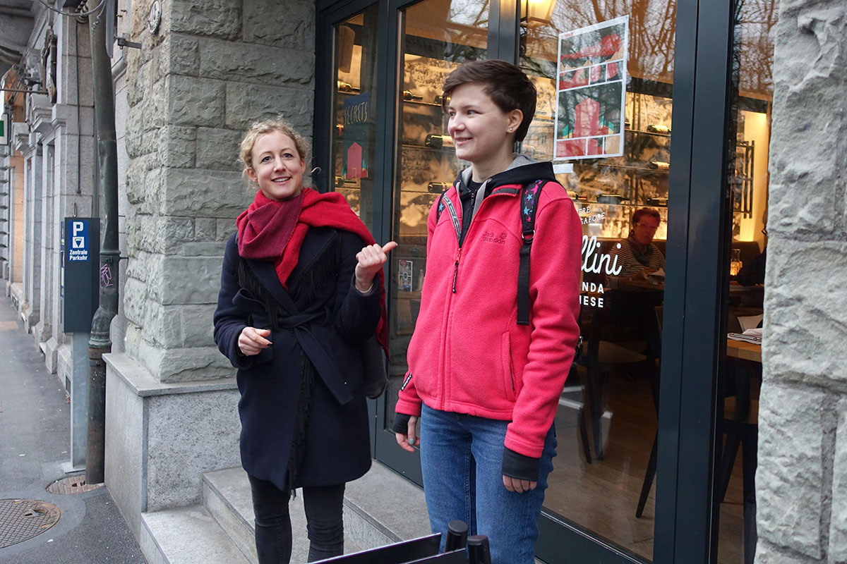 Festivalleiterin Jana Jakoubek (links) und die Künstlerin Ekaterina Zenina aus Moskau.