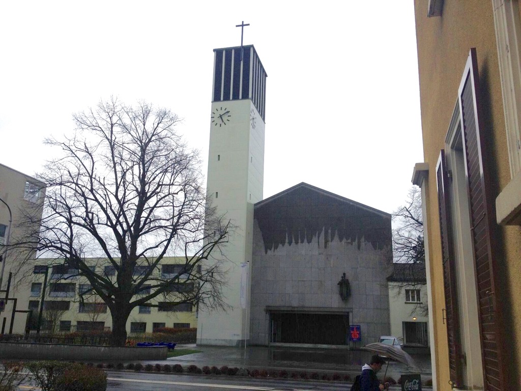 Die Kirche Gut Hirt: An diesem Sonntag grau in grau.