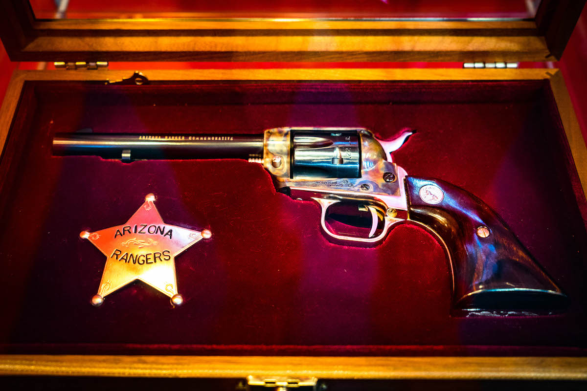 Den Sheriff-Stern gibts gleich dazu: Ein Colt für die hauseigene Waffensammlung.
