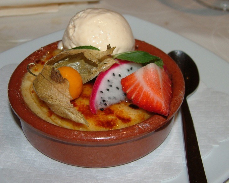 Das Dessert: Katalanische Crème mit einer Zuckerglasur überbacken und einer kleinen Kugel Turrónglace