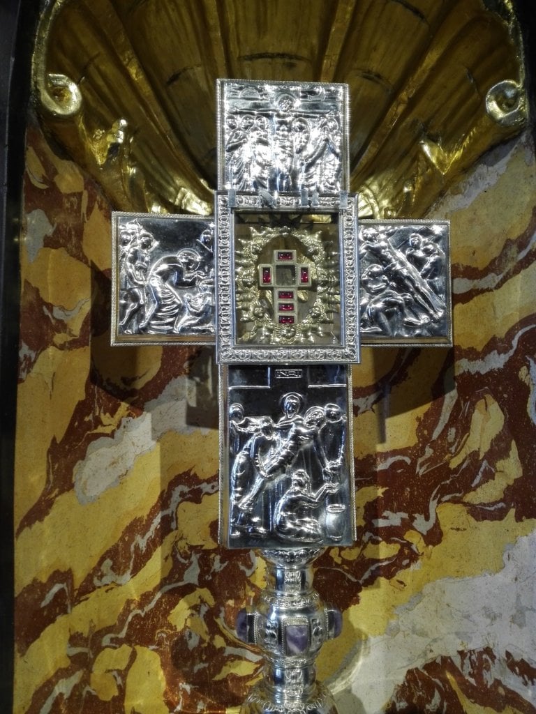 <p>Die Reliquie vom Heiligen Kreuz. Die Holzfasern in der Monstranz sind geschätzte zwei Zentimeter lang.</p>