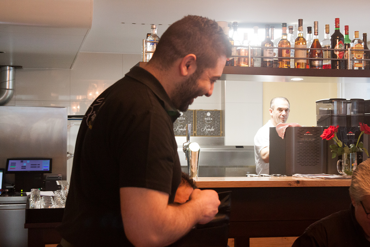 Wirt Müslüm Karakoc bedient seine Gäste im Restaurant Kränzlin.