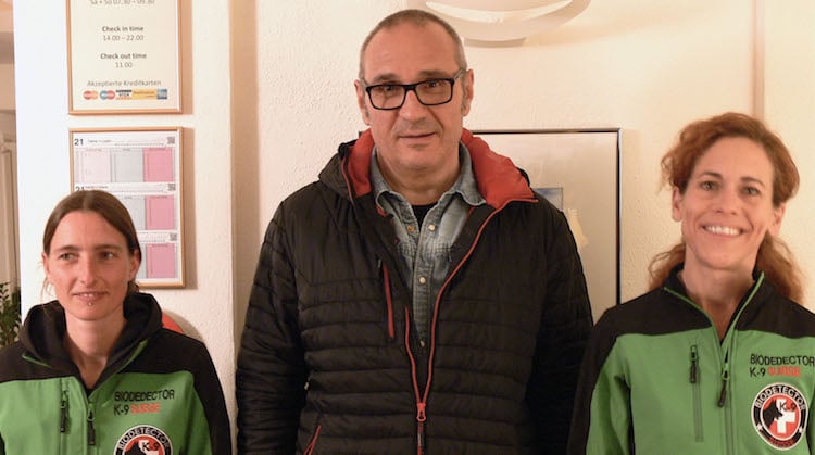 Petra Hagedorn (links), Rudolf Muggli und Sandra Schmidiger: Das Bettwanzen-Team von SK-9 vor der Übungseinheit im Hotel Felmis in Horw.