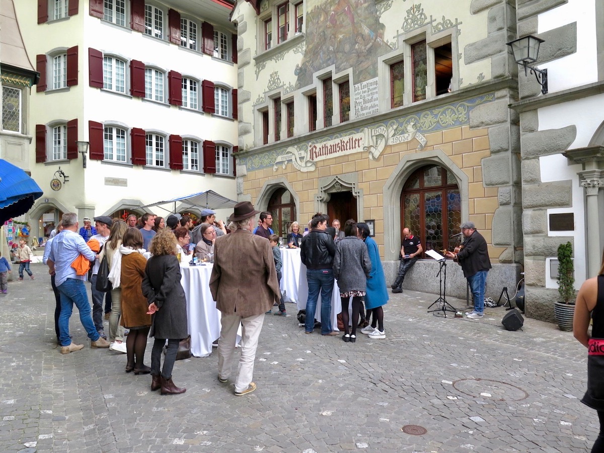 Primavera-Auftakt mit Count Vlad vor dem Rathauskeller.