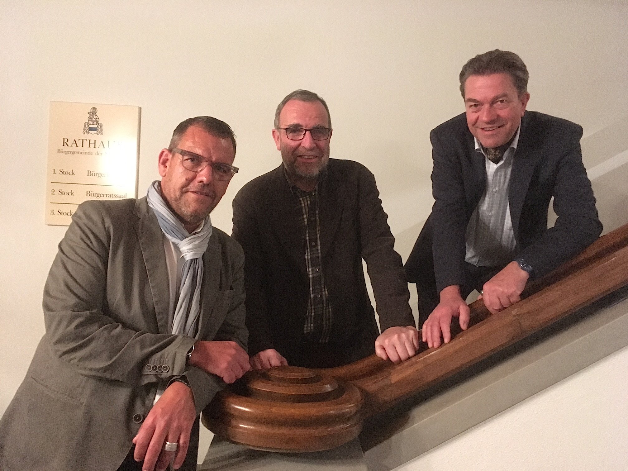 Die Initianten des Festivals Matthias Luchsinger (l.) und Ueli Straub (r.), mit dem Präsidenten des Gönnervereins, Roli Wismer. Der dritte Initiant, Stefan Meier vom Rathauskeller, war verhindert.