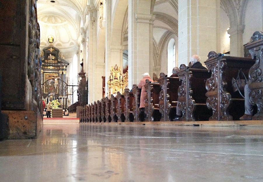 Nicht immer traf der Autor auf volle Kirchenbänke (im Bild die Hofkirche Luzern).