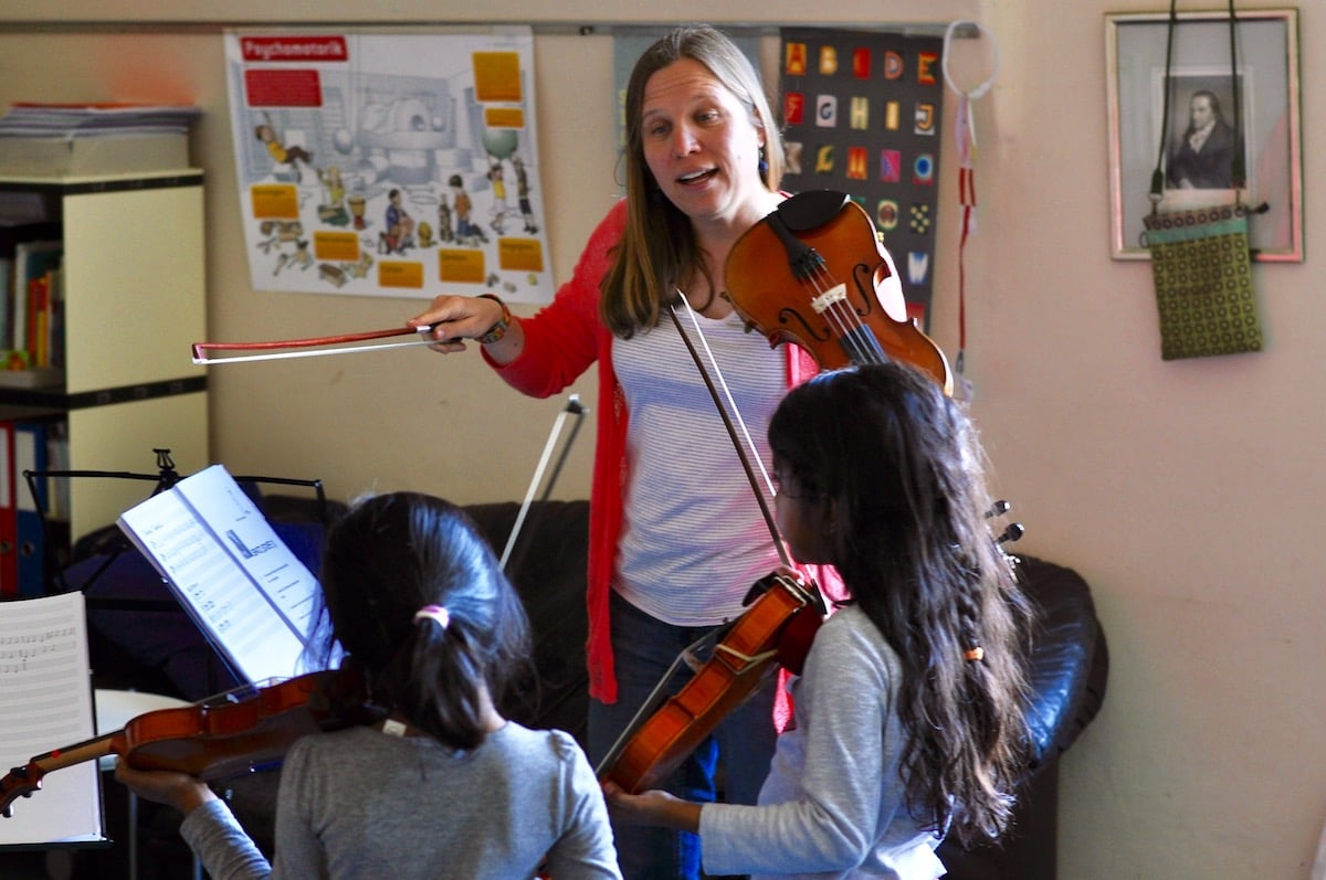 Nicole Bucher, Leiterin Bratsche und Geige, übt mit den Kindern in der Kleingruppe.