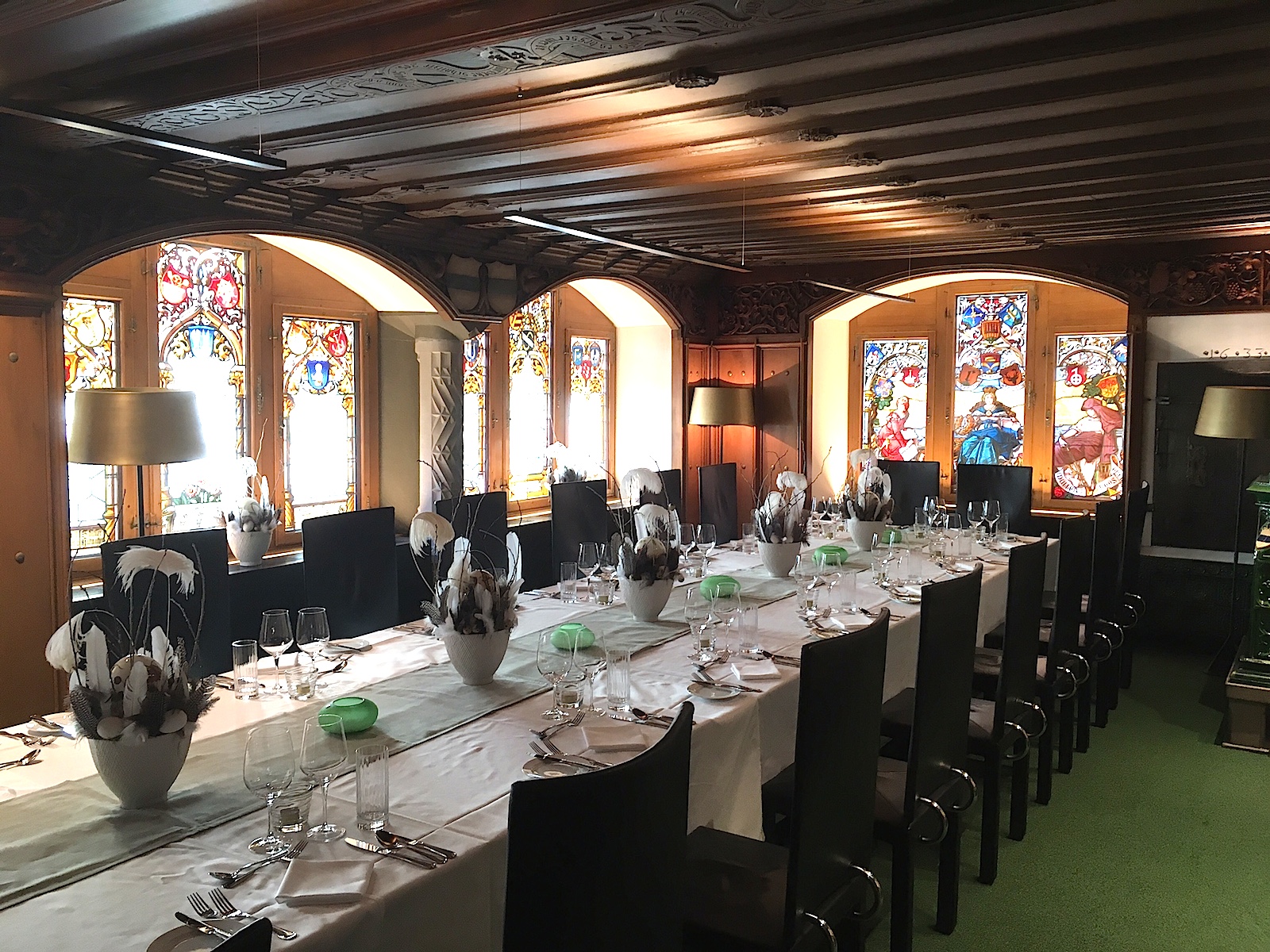 Festlich gedeckte Tafel im ersten Stock des Restaurants. In der Zunftstube wurde lange mit eigener Karte gourmetmässig gespiesen.