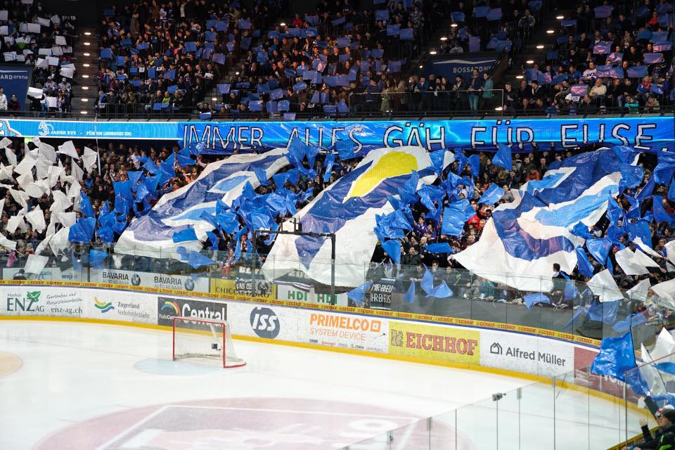 Im Stadion tobt derweil die Stimmung der Fans in der Nordkurve.