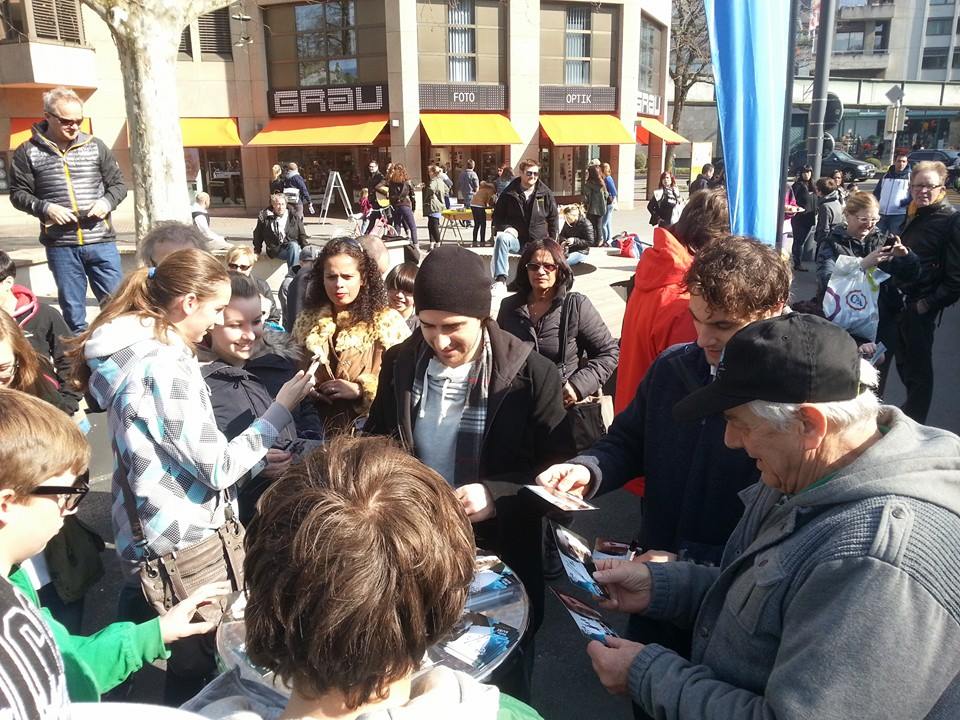 Autogrammstunde: EVZ-Fans und ihre Hockeylieblinge mitten in Zug.