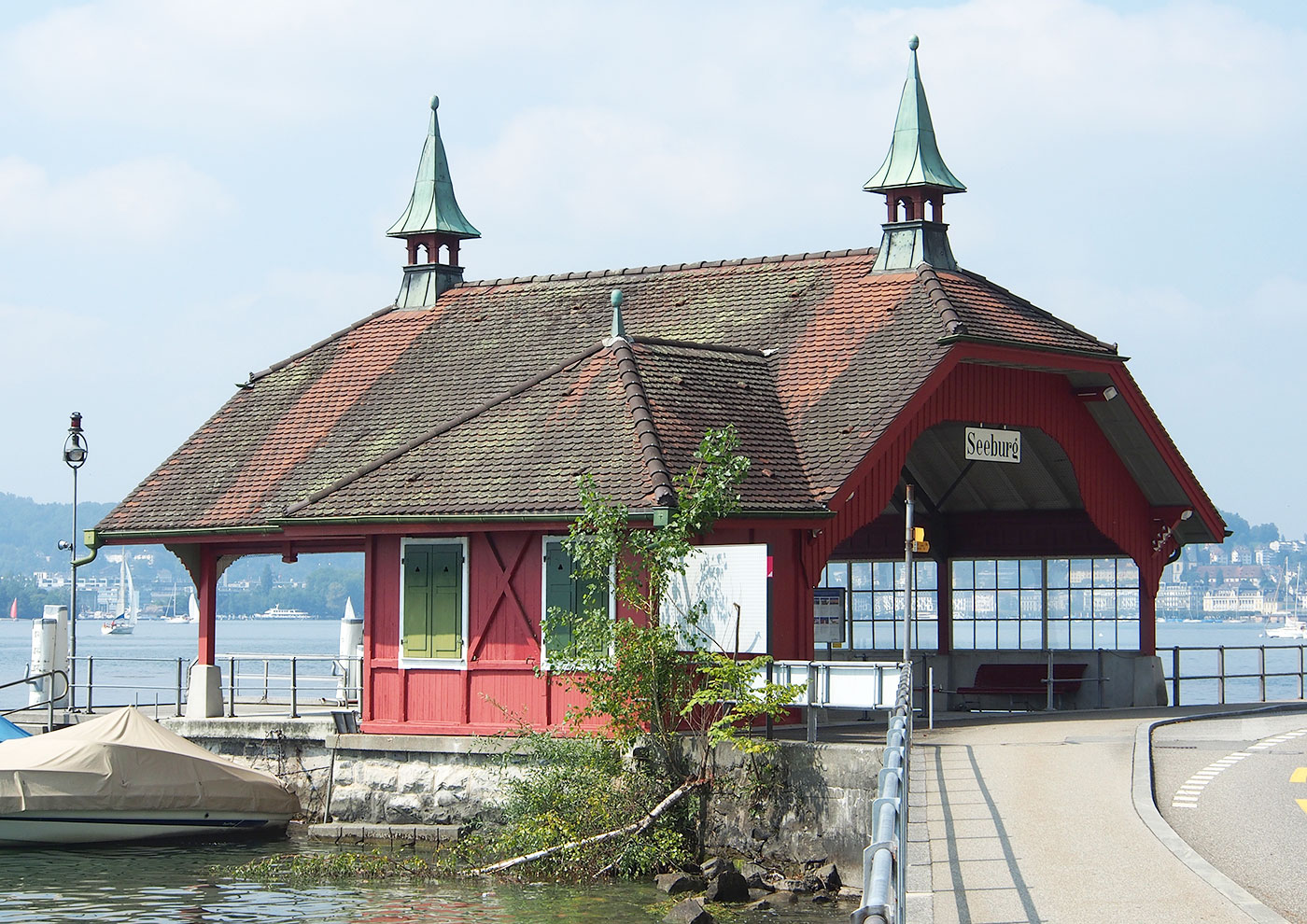 Von der Station hat man einen herrlichen Blick auf das Luzerner Seebecken.