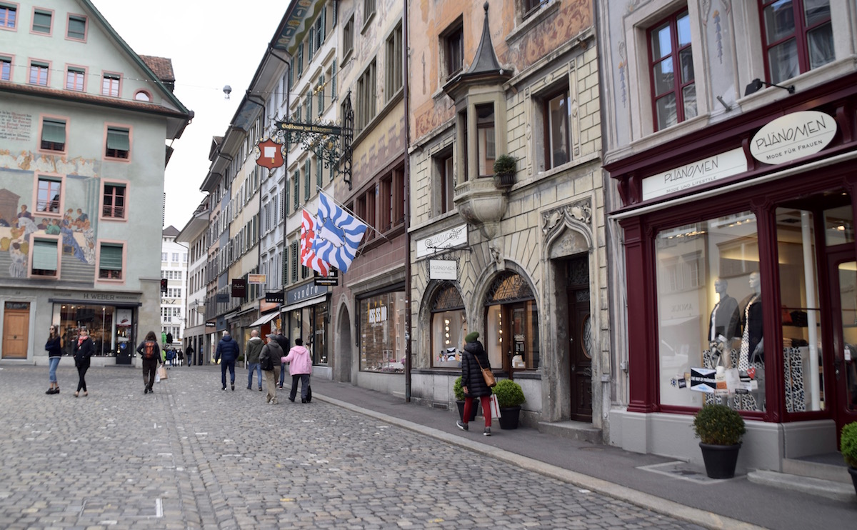 Historische Häuser zieren den Luzerner Weinmarkt.