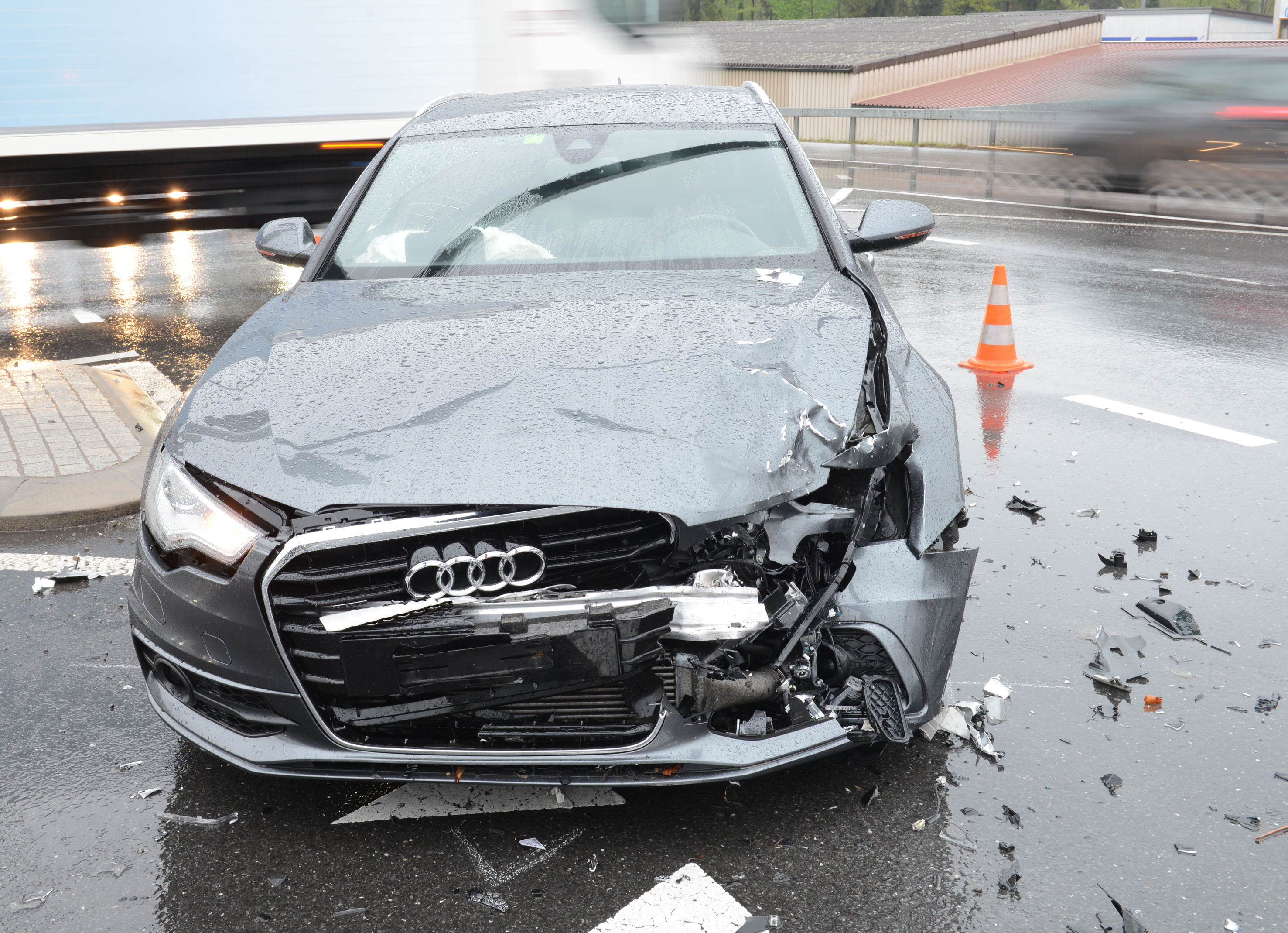 Der Autounfall führte zu erheblichen Verkehrsbehinderungen.