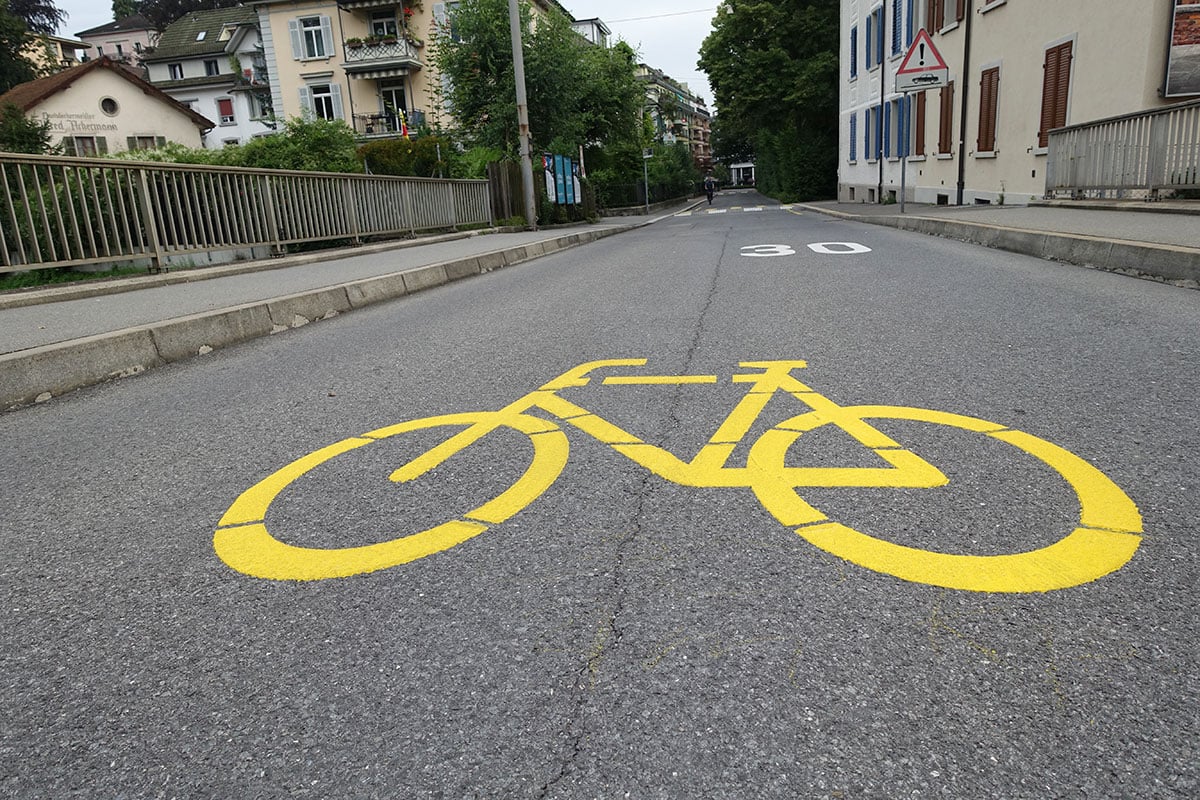 Dieses Piktogramm auf der Bruchstrasse bedeutet Velostrasse.  (Bild: jwy)