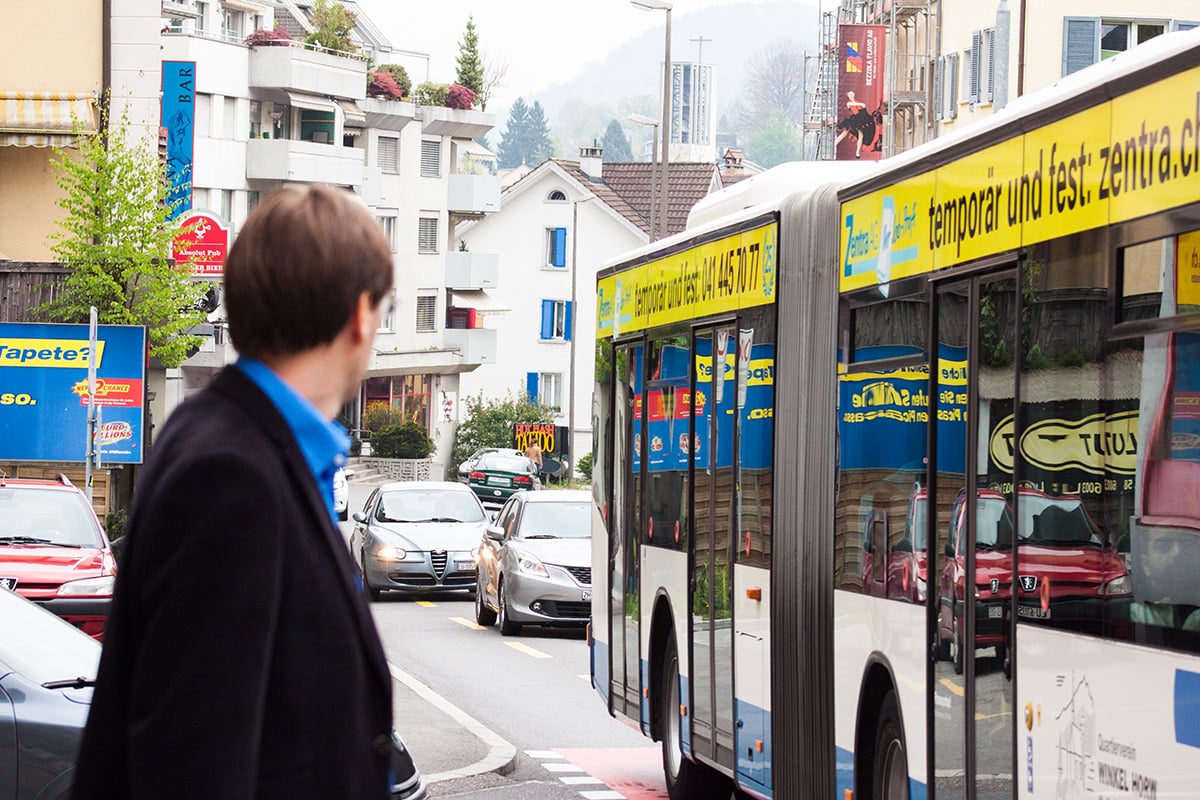 Immer wieder versuchen Fahrzeuge aus der zweiten oder dritten Reihe, den stehenden Bus auf der schmalen Strasse in Richtung Littau zu überholen.