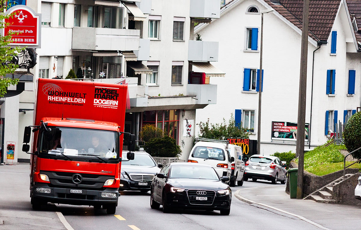 Wenn Lieferwagen oder andere Fahrzeuge die Strasse teilweise blockieren, wird es sehr eng.