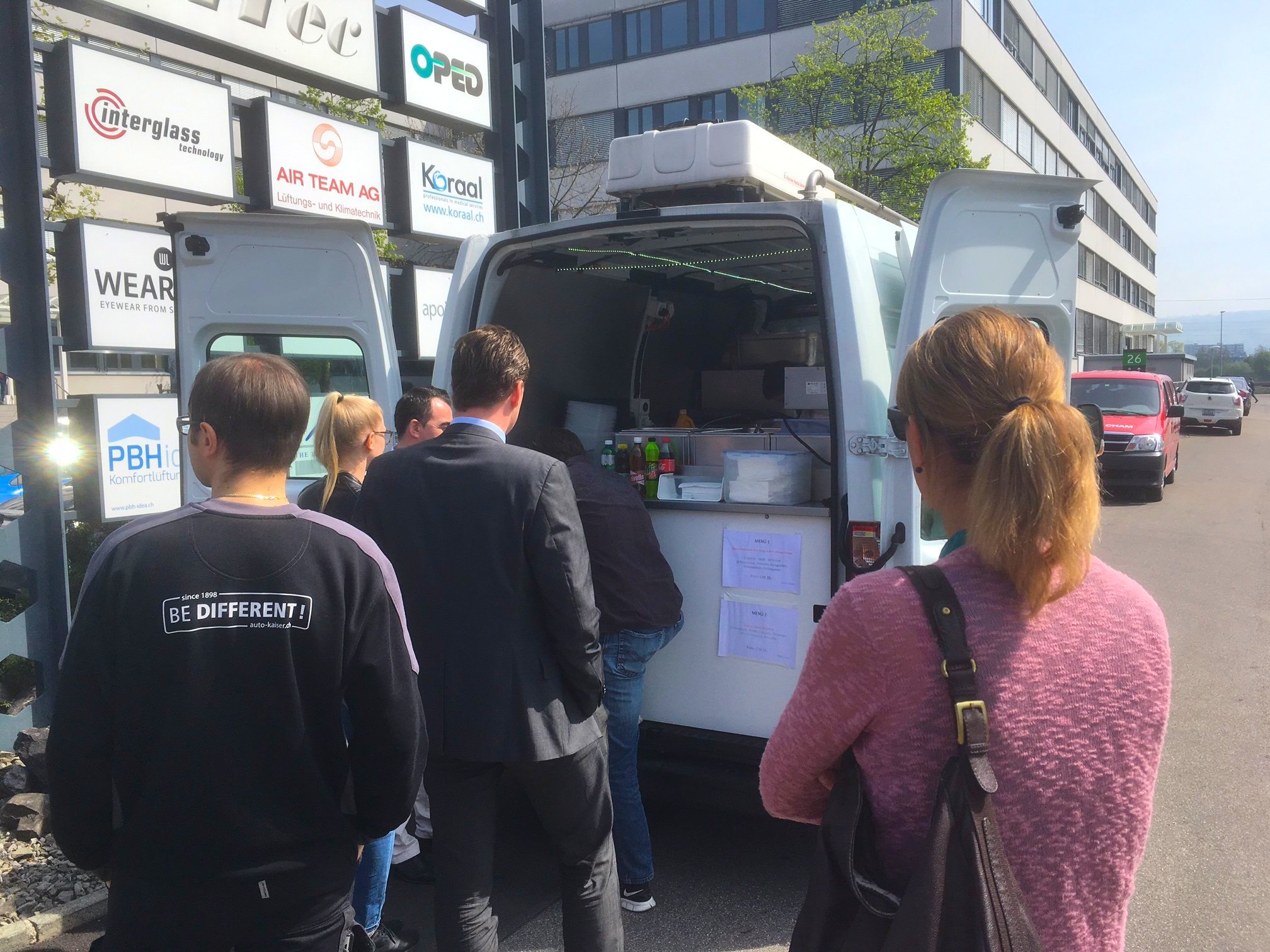 Kunden des Foodtrucks im Chamer Industriegebieet Sennweid an der Hinterbergstrasse.